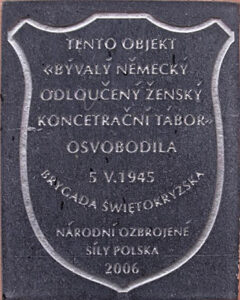 Holiszow - tablica wmurowana w mury byłego niemieckiego obozu koncentracyjnego