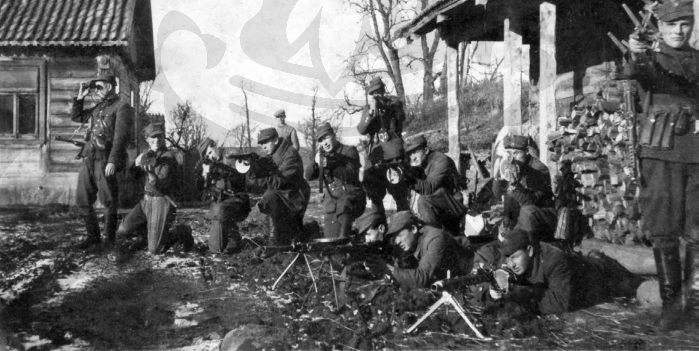 Drużyna oddziału wachm. „Stalowego” (stoi pierwszy od prawej) - listopad 1945 r. (zbiory prywatne)